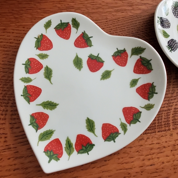 Williams-Sonoma La Fraise Chene Heart Shaped Side/Dessert Plates, set of 4 - Picture 4 of 7